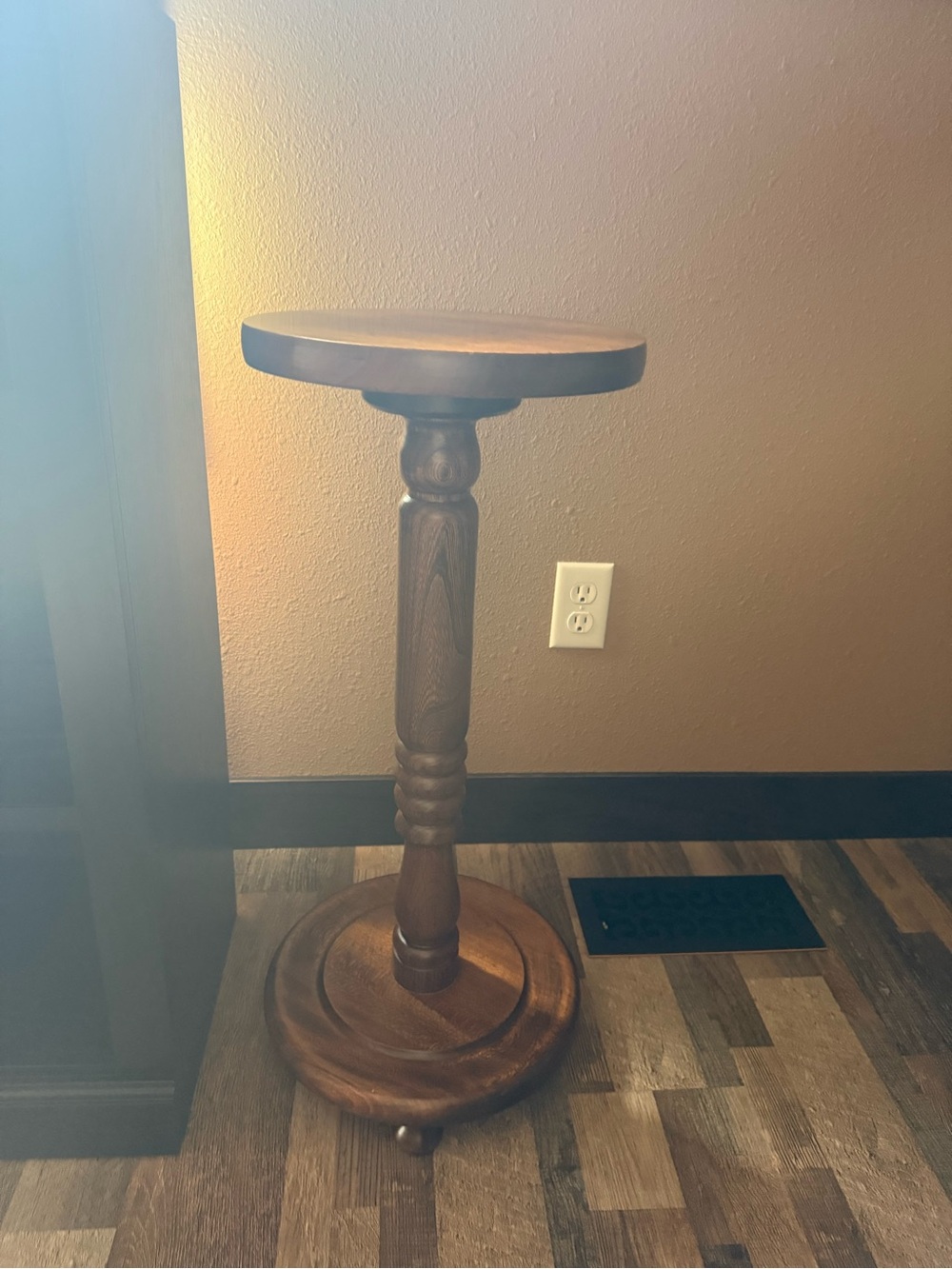 Vintage-Style Round Wooden Pedestal Plant Stand / Accent Table - Brown